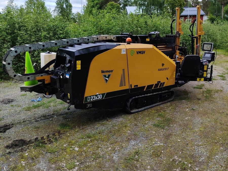 Vermeer D23x30 S3 -suuntaporakone porausputkineen työmaalla