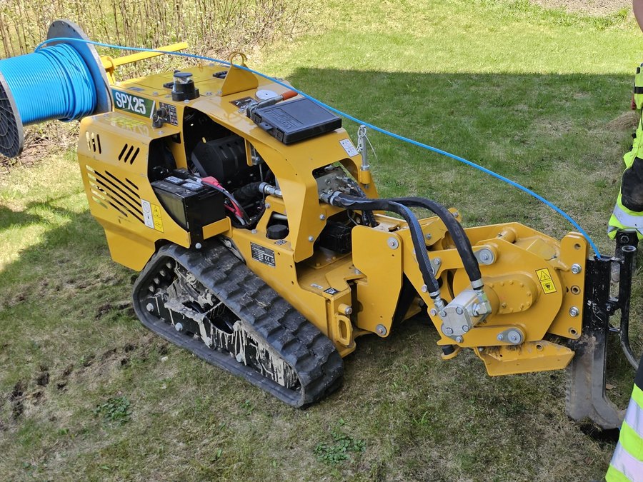Vermeer SPX25 -täryaura upottamassa kaapelia nurmikkoon