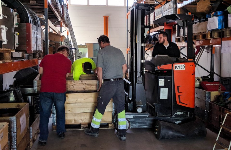 Varaston puolellakin on toisinaan vilskettä, kun työkaluja ja varaosia tuodaan, viedään ja tilataan. Koneet ovat Heinäselle tuttuja jo vuosien takaa, joten hän on päässyt trukin puikkoihin.
