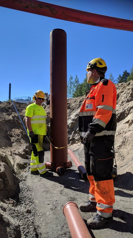 Parhaiten oppii tekemällä. Verkostoasentaja Janne Kerttula neuvoo harjoittelija Mikko Suvantoa jätevesiliittymän rakennustyömaalla.
