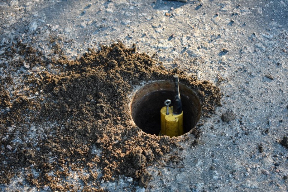 Loggerit ovat hyvä ennakoivan kunnossapitotyön väline, sillä niiden avulla pystytään löytämään piilovuodot ennen kuin vesi ehtii aiheuttaa suuria vahinkoja. Tässä ääniloggeri on asennettu vesijohdon venttiilin karan päähän.