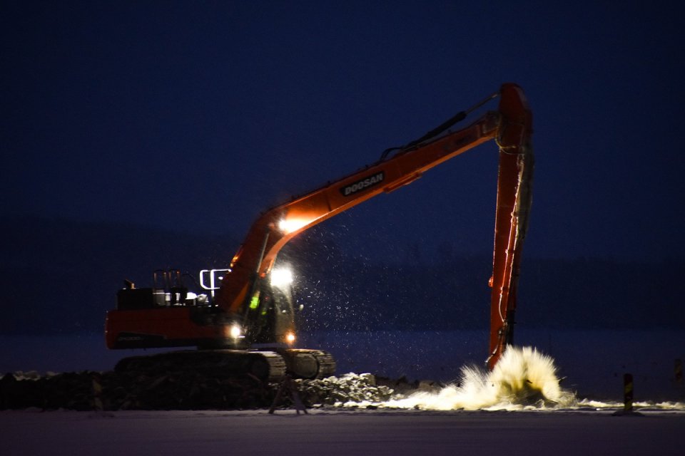 Ranta-alueilla rakentaessa roudasta on hyötyä, sillä jäinen maa kantaa raskaat koneet paremmin. Ruoppausta Kuopion matkustajasatamassa tammikuussa 2019.