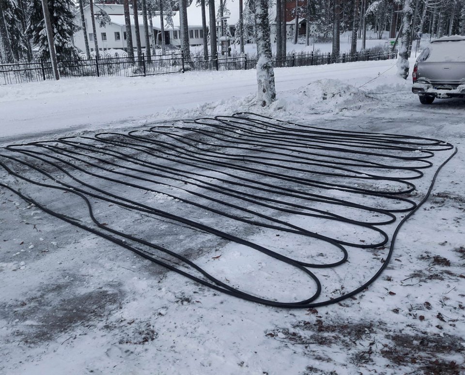 Koska eristeenä toimiva lumi aurataan tiealueilta pois, routa yltää siellä aina syvälle. Kuvan tiealuetta sulateltiin kuumanesteletkuin tammikuussa 2019. Kuvasta puuttuvat letkujen päälle asetettava peitto sekä nestettä kierrättävä lämmityslaite.
