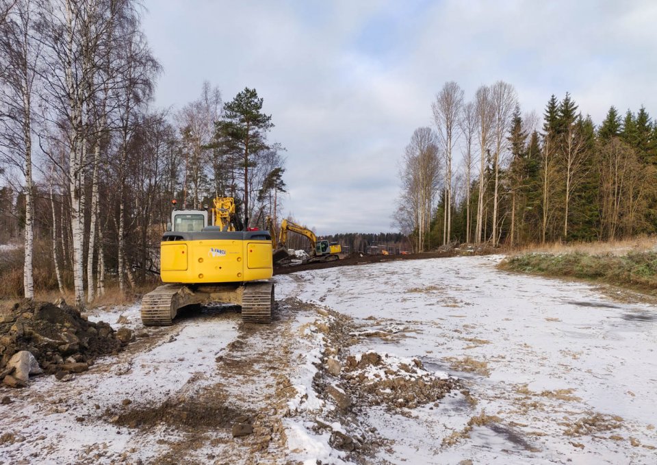 Lokakuu: Työmaa alkaa vähitellen näyttää valmiilta, kun kaivannot siistitään tasaisiksi. Ensilumi laskeutuu maahan.