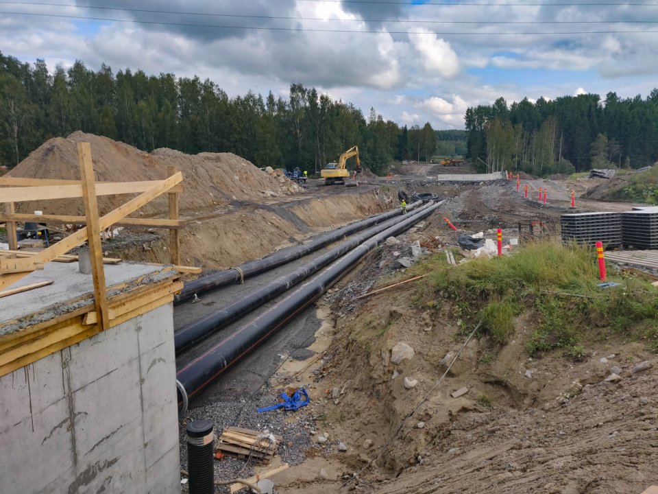 Syyskuu: Linja etenee kohti laiterakennusta. Viimeisetkin putket saadaan laskettua paikoilleen ja osaan niistä päästään tekemään myös painekokeet.