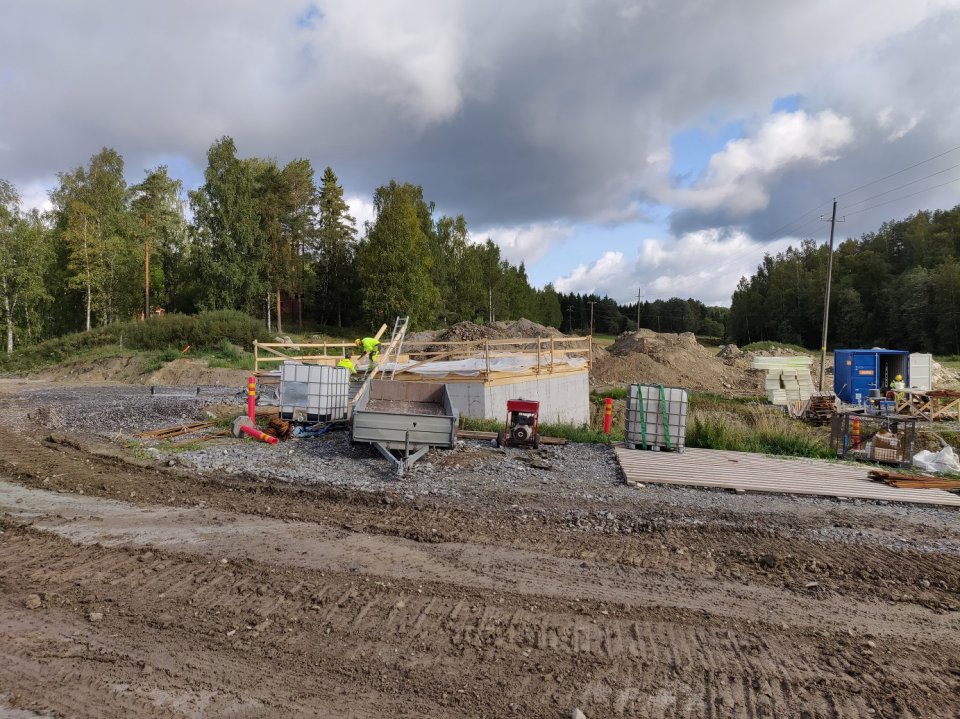 Elokuu: Laiterakennus on saanut päälleen katon, vaikkakin päällysteet puuttuvat vielä.