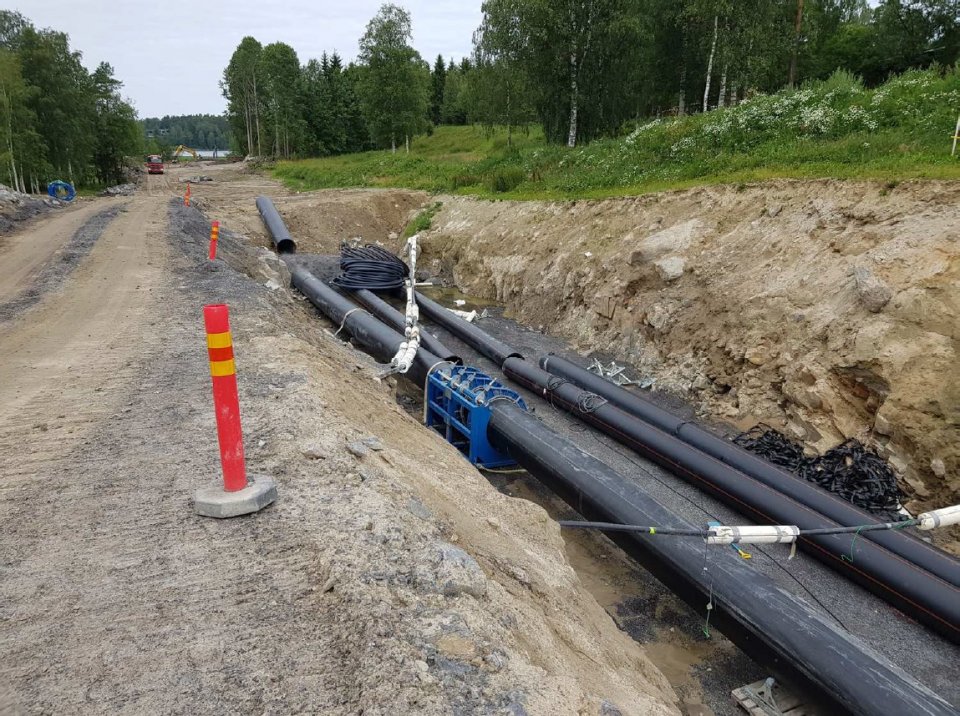 Heinäkuu: Putkia peitellään piiloon sitä mukaa kun hitsaussaumat saadaan kaivannossa valmiiksi.