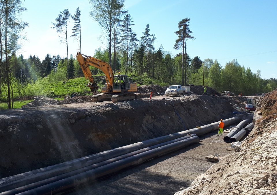 Toukokuu: Aiemmin yhteen hitsattuja muoviputkia siirretään kaivantoon.
