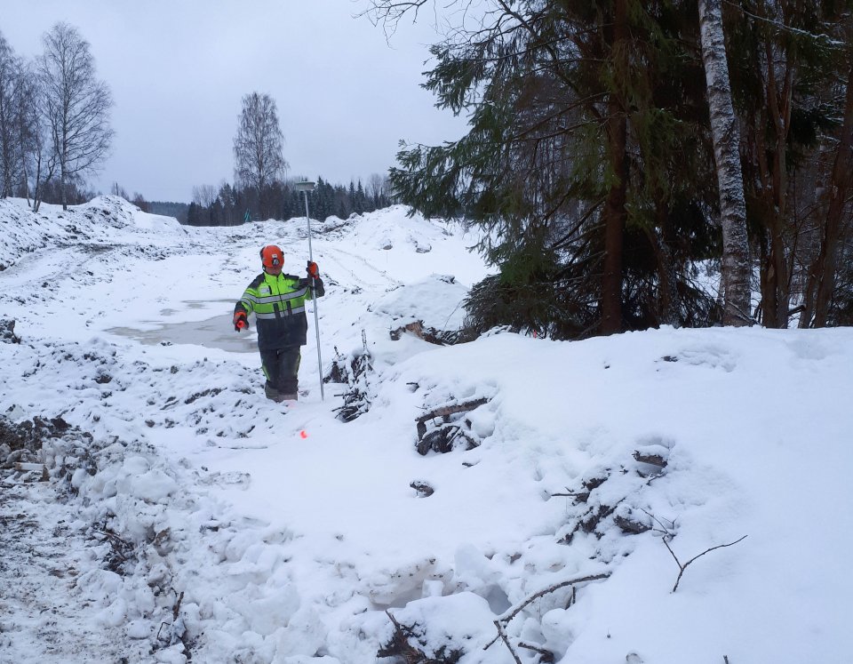 Tammikuu: Mittamies tarkistaa linjojen paikkoja ennen kaivutöiden aloittamista.