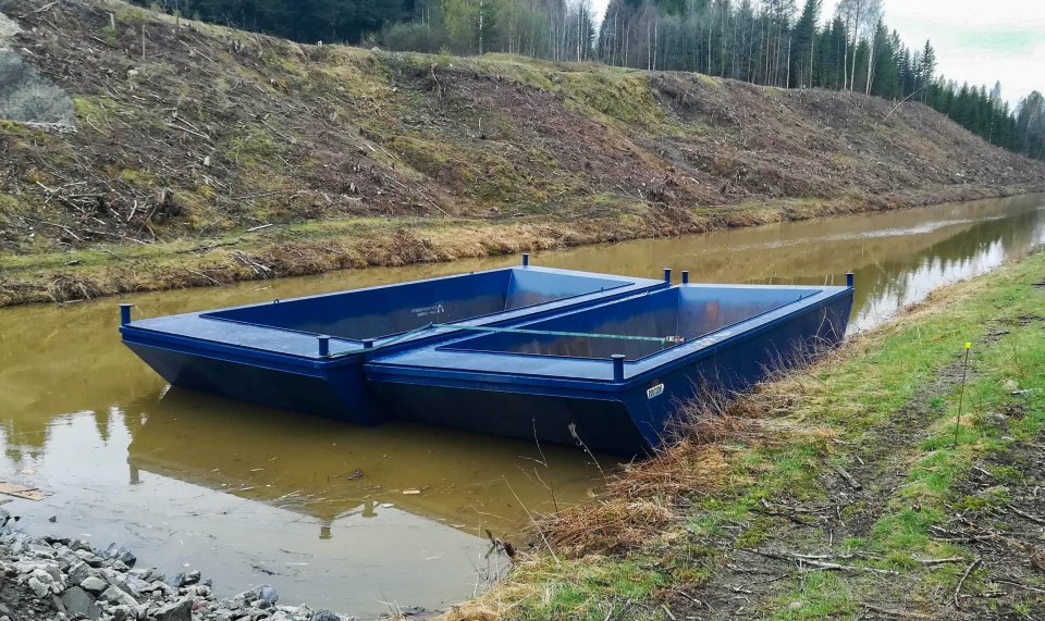 Uudet 'kurakippomme' valmiina tositoimiin.