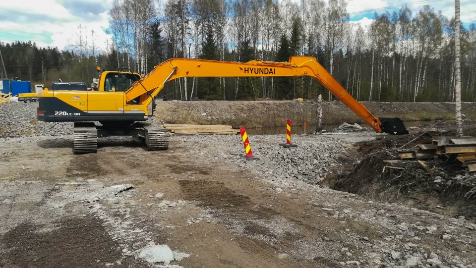 Vanhempikin kone saa uutta ulottuvuutta, kun puomisto on uusittu ja vaihdettu pidempään. Kalustostamme löytyy nyt kaikkiaan kolme pitkäpuomista konetta.