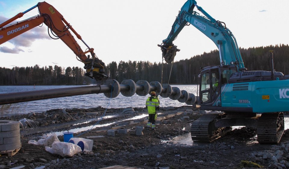 Putkipainot kiinnitetään toisiinsa vahvalla narulla, etteivät ne pääsisi liukumaan pois paikoiltaan.