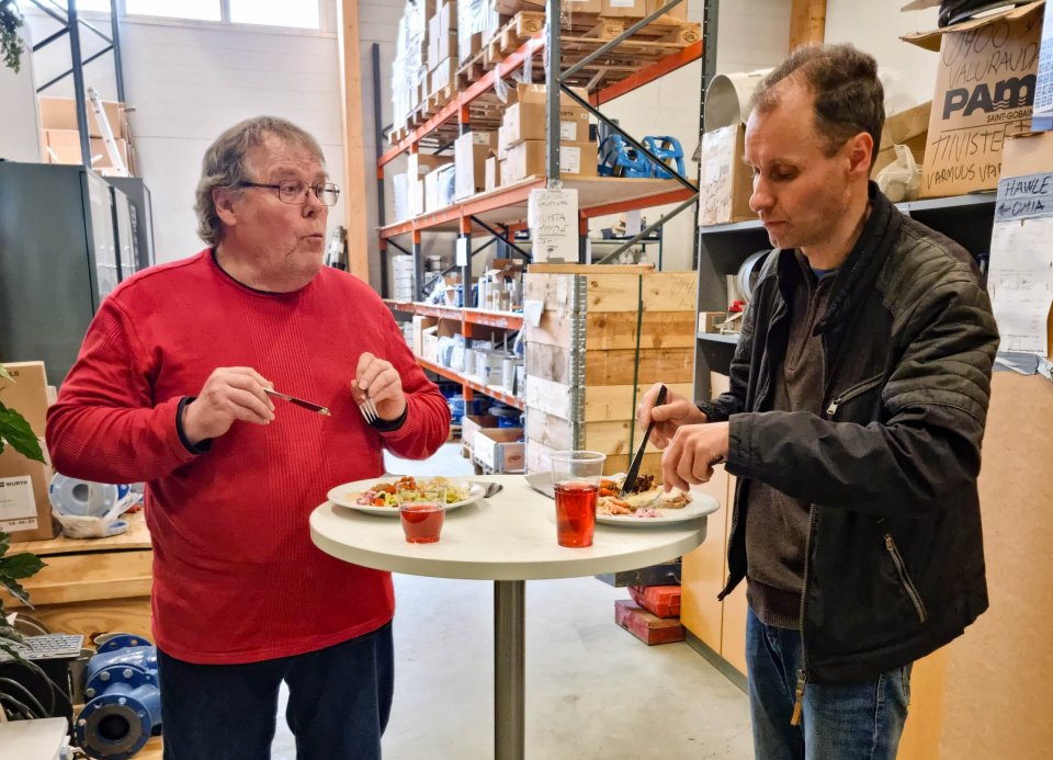 Läksiäisissä oli mukana myös 'alvalaisia' ja muita työtuttuja. Veli Kukkamäki jutustelee Pekka Pahkamäen (Alva) kanssa.
