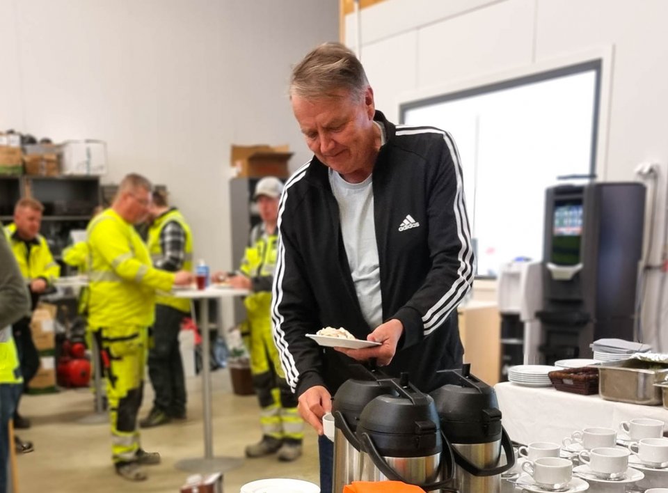 Eläkkeelle jäävien kunniaksi vietettiin pienimuotoiset läksiäiset VMSV:n Jyväskylän toimipisteellä kesäkuun alussa. Jukka-Pekka Korvelle eli J-P:lle kakkua ja kahvia!