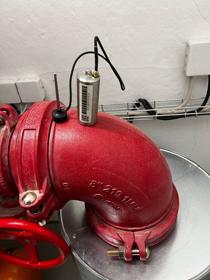 IoT-loggeri kiinnitettynä palovesilinjaan.