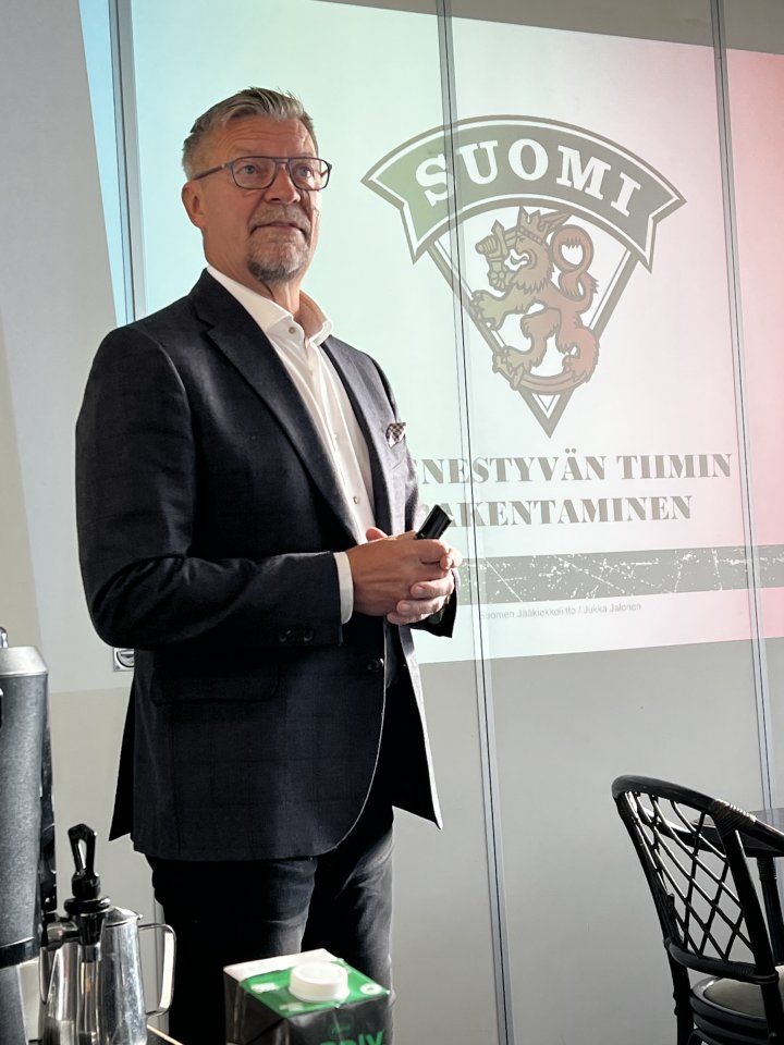 Tiimivalmennusta konkarilta! Jukka Jalonen vierailevana puhujana.