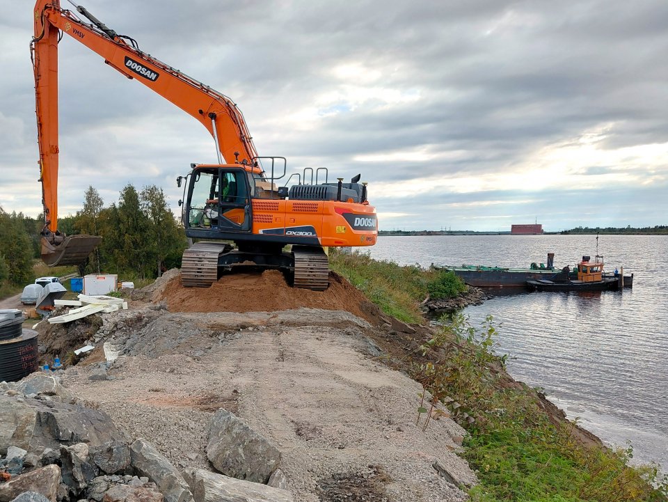 Peittotyöt patovallilla täydessä vauhdissa. Taustalla siintää Kemijoen voimalaitos. Kuva: Outi Jousmäki
