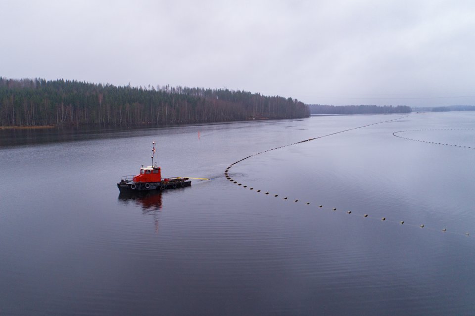 Valmiin putken upottamista ohjaillaan veneillä, jotta se päätyisi oikeaan kohtaan.