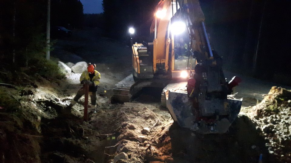 Syysillat ovat pimeitä rakentajillekin, mutta onneksi on lisävalaistus.