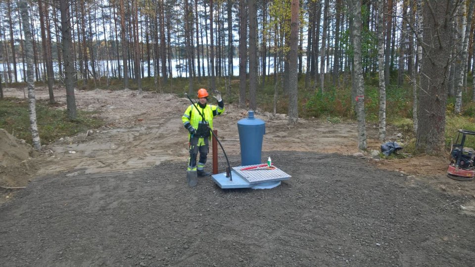 Sama linjapumppaamo myöhemmässä rakennusvaiheessa. Itse pumppaamon asennus on vielä kesken, mutta ympäristöä siistitään jo.