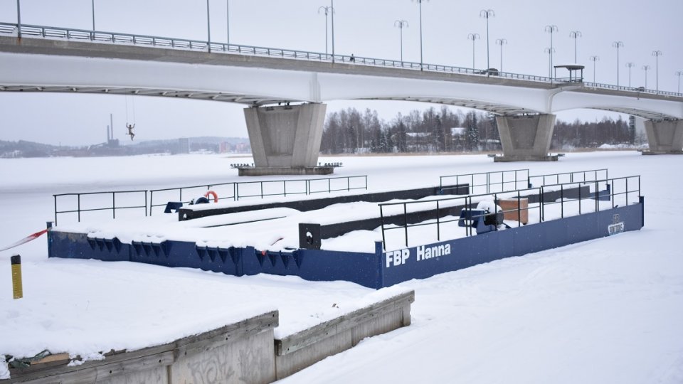 Ruoppauslautta odottaa Lutakon rannassa sulaa vettä ja lämpimämpiä työskentelykelejä.
