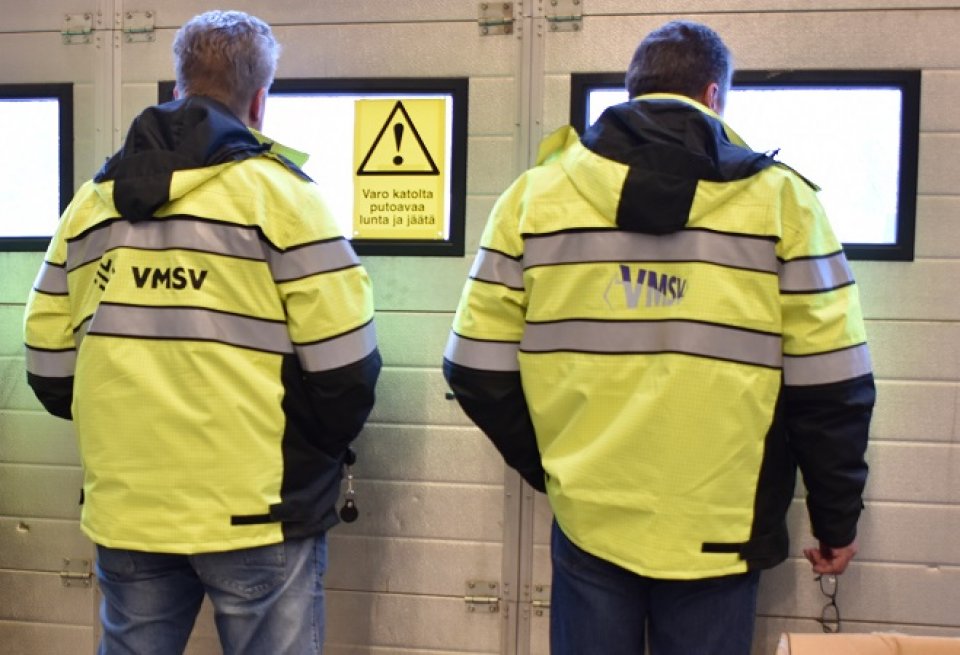 Yllä uutta ja vanhaa. Jyväskylän porukka saa heti ylleen päivitetyt työasut.