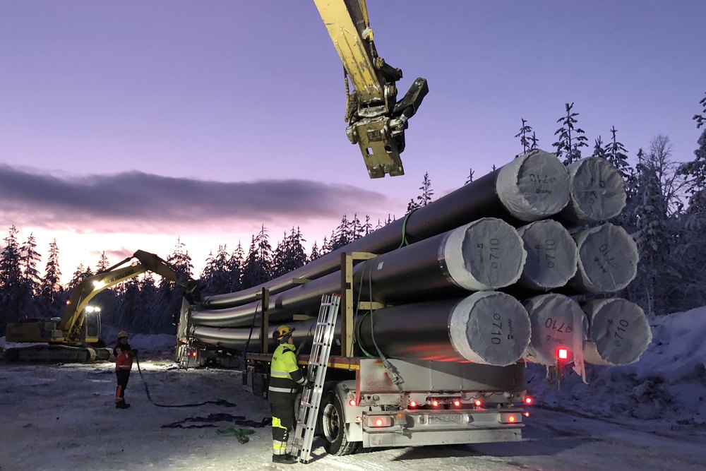 Halkaisijaltaan 710 mm:n runkoputkia työmaalla talviaamuna